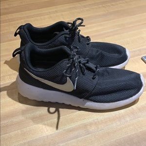 Nike tennis shoes size 6